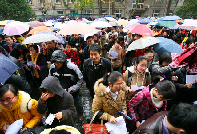 公务员“待遇”再次提高，五大部门统一着装，每人免费发放3套