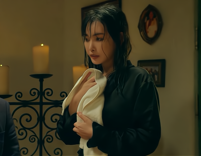 这位女老师的扮演者名为童菲,1990年3月8日出生,毕业于北京联合大学.