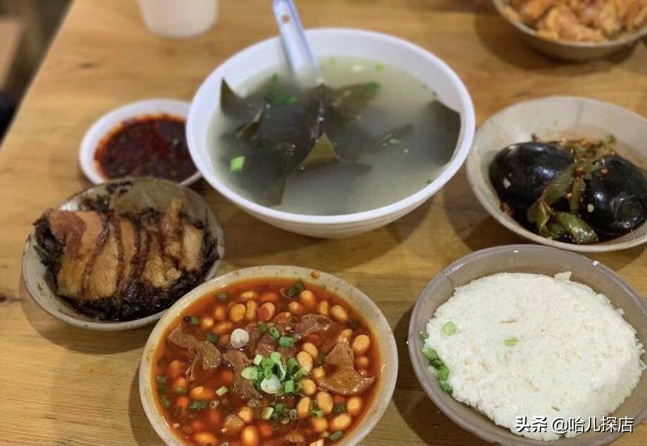 王源回重庆必吃的苍蝇馆，素菜2元荤菜7元，环境简陋却生意火爆