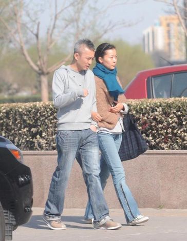 央视前著名主持人亚宁最红时为何退隐现在情况怎样了