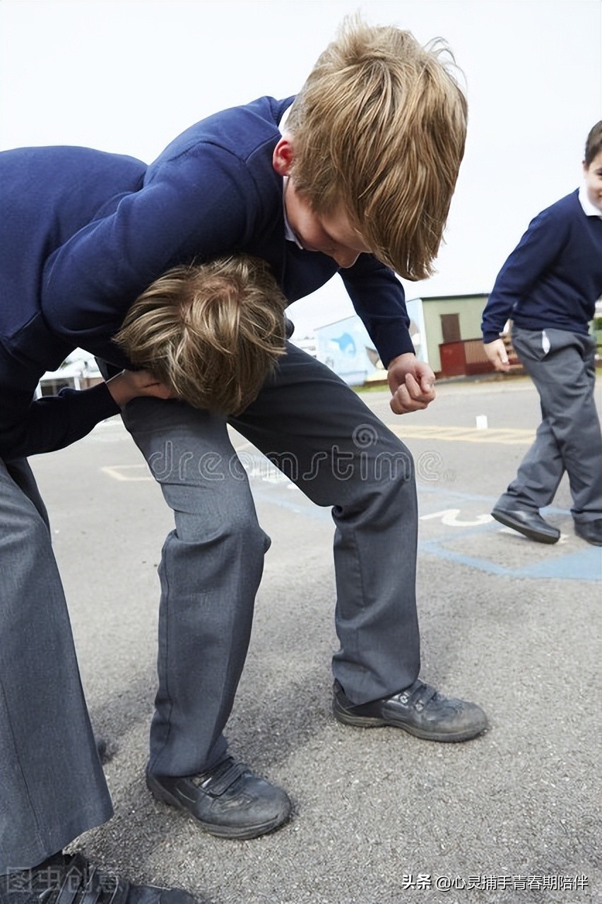 妈妈坚持给孩子送饭到网吧，用自己无条件的爱唤醒了孩子