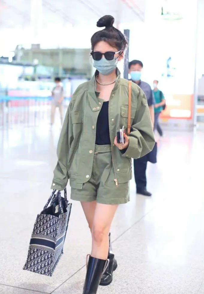 章若楠机场私服秀，军绿色套装，扎着独有的丸子头，又潮又可爱