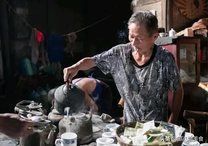 别盯着隔夜茶不放了！这3种茶喝多了等于在喝脏水，很多人喝错了