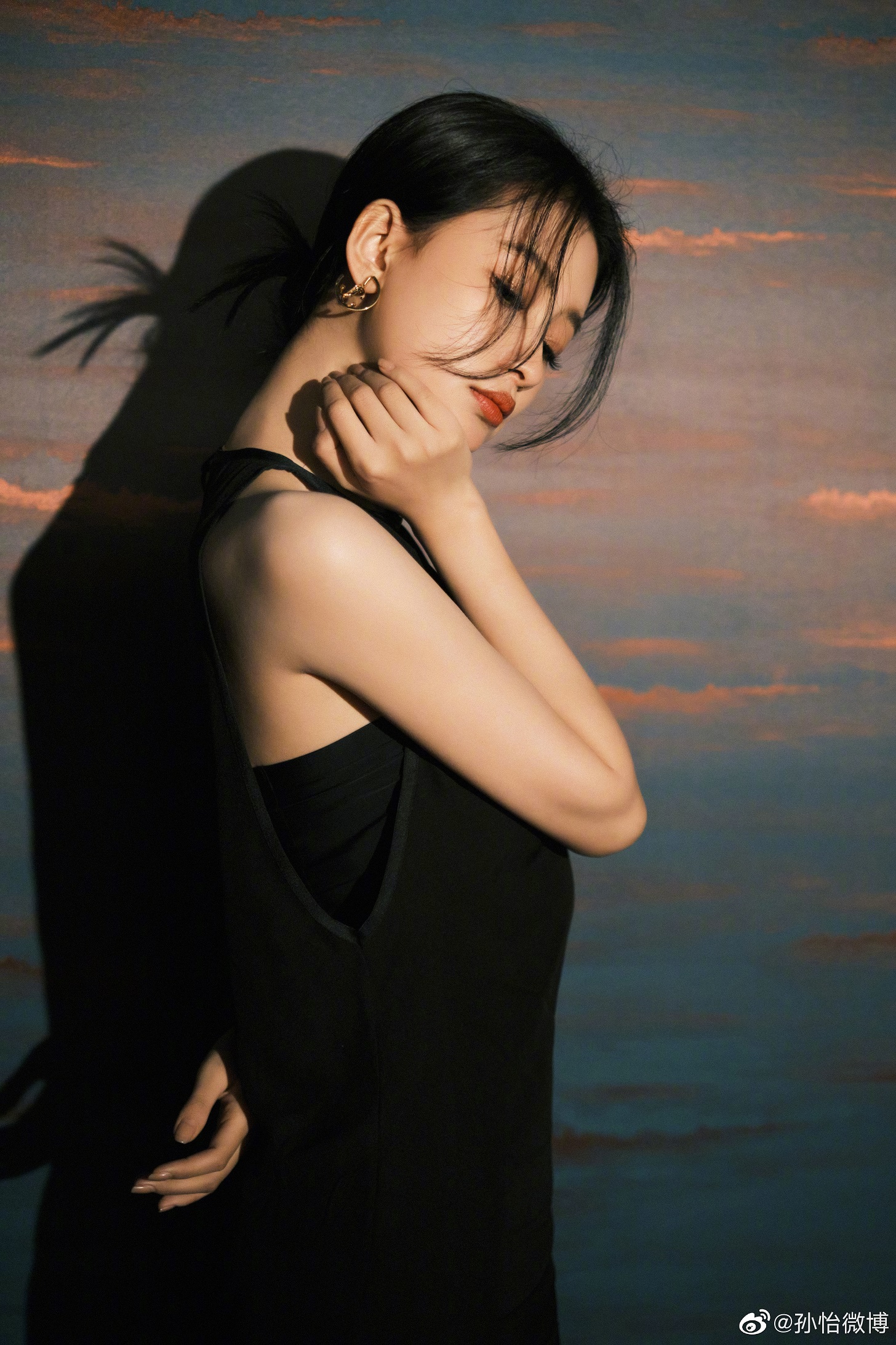 明星写真:孙怡挂脖黑丝绒连衣裙美腿纤细,瓜子脸俏丽可爱