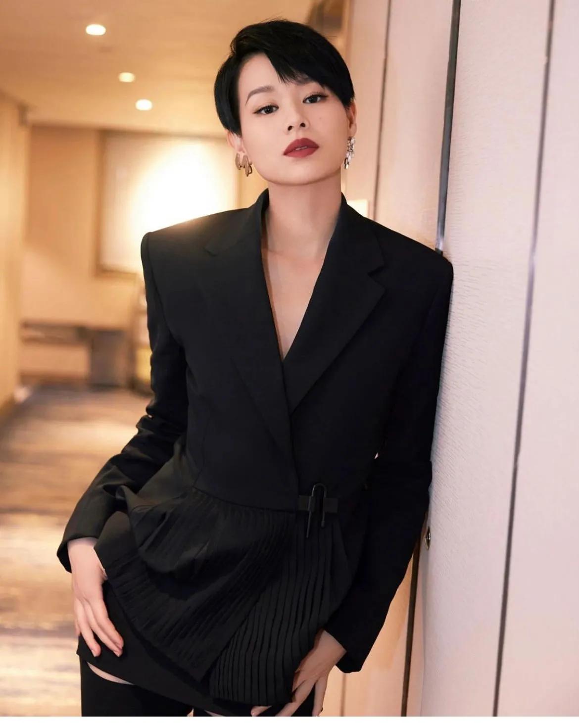 胡杏儿走红毯带娃两不误，这样的妈妈太幸福了