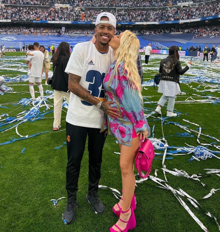 扎西甲老婆(巴尔韦德媳妇抢镜,皇马太太团与奖杯合影,巴斯克斯夫妻相)