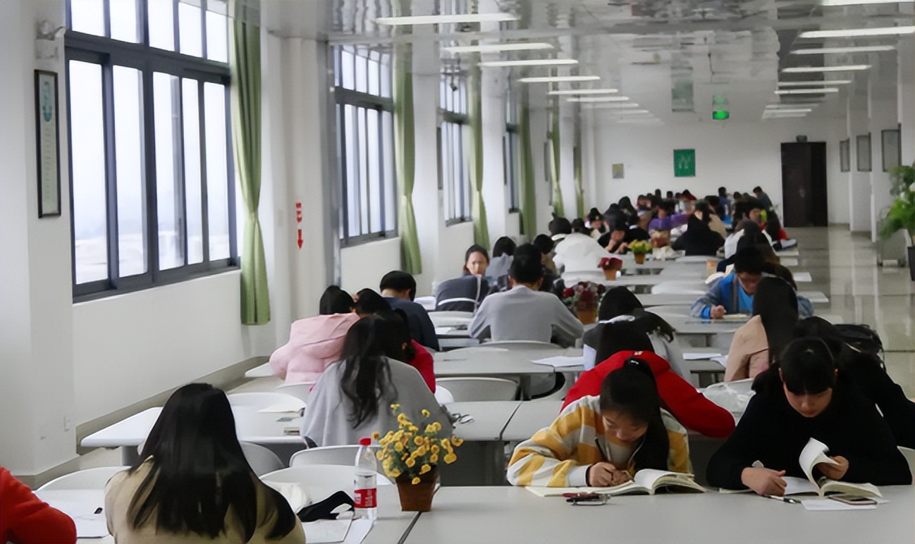 一组清华教室实拍图，上课抢座都陷入“内卷”？被嘲高学历低素质