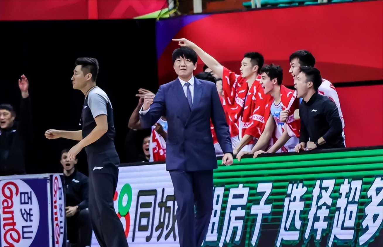 最新消息，中国男篮大胜三外援上海，郭艾伦成票王，新疆一分输球