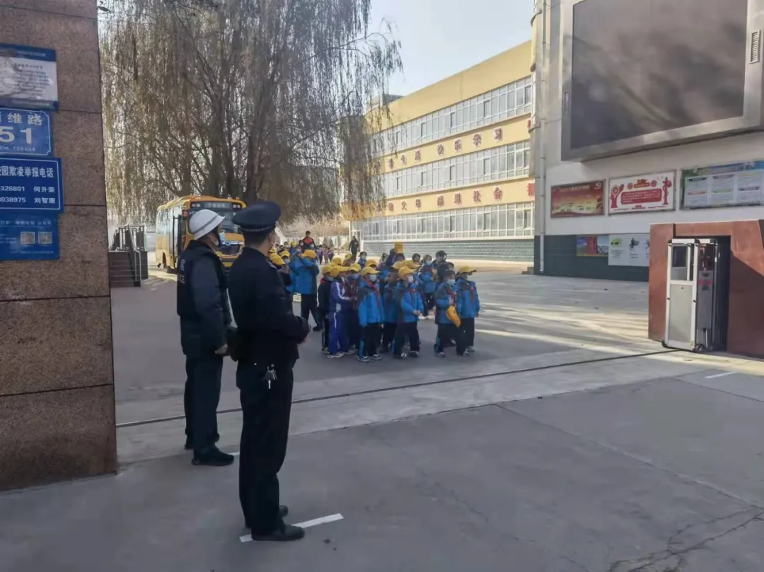“大檐帽”守护“小黄帽”！西固公安分局全力护航复学复课
