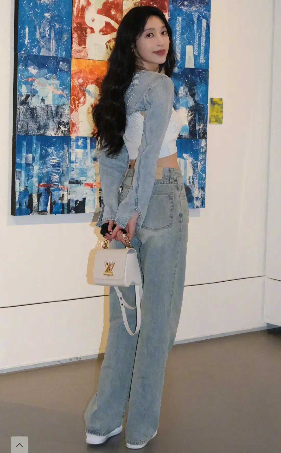 张俪中分长发微卷，复古减龄又洋气，纤细高挑的身材，美丽加分