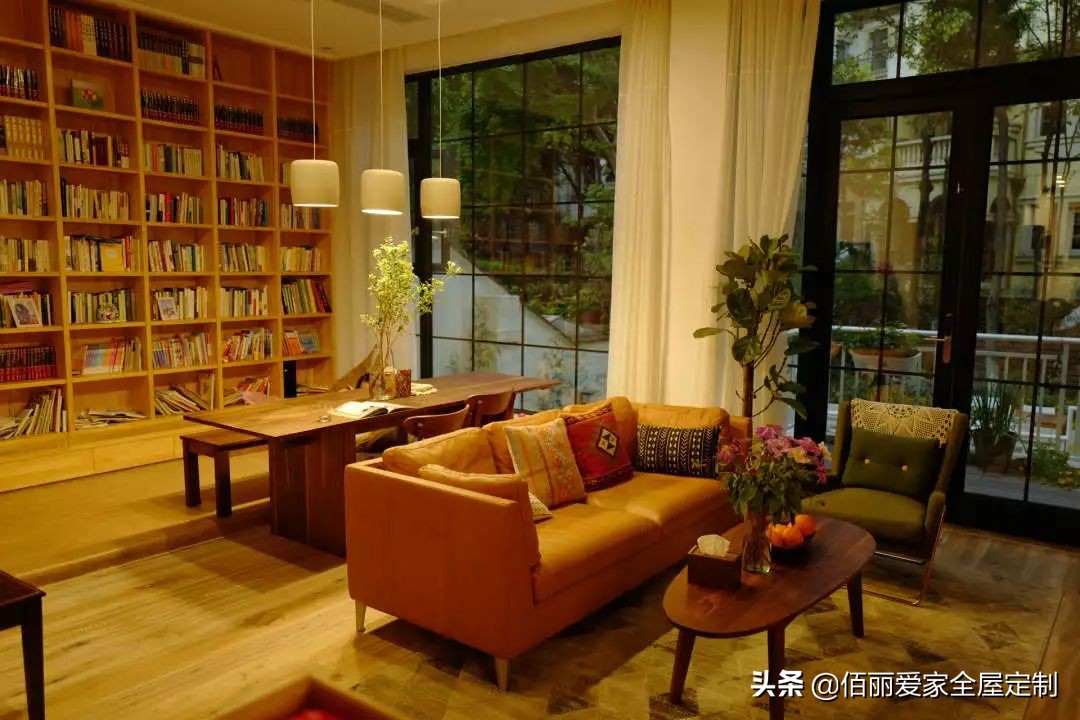 把书房装在客厅，原来这么有情调