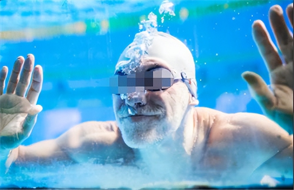 回顾82岁老人持他人业主卡游泳溺亡，家属索要巨额赔偿，法院判了