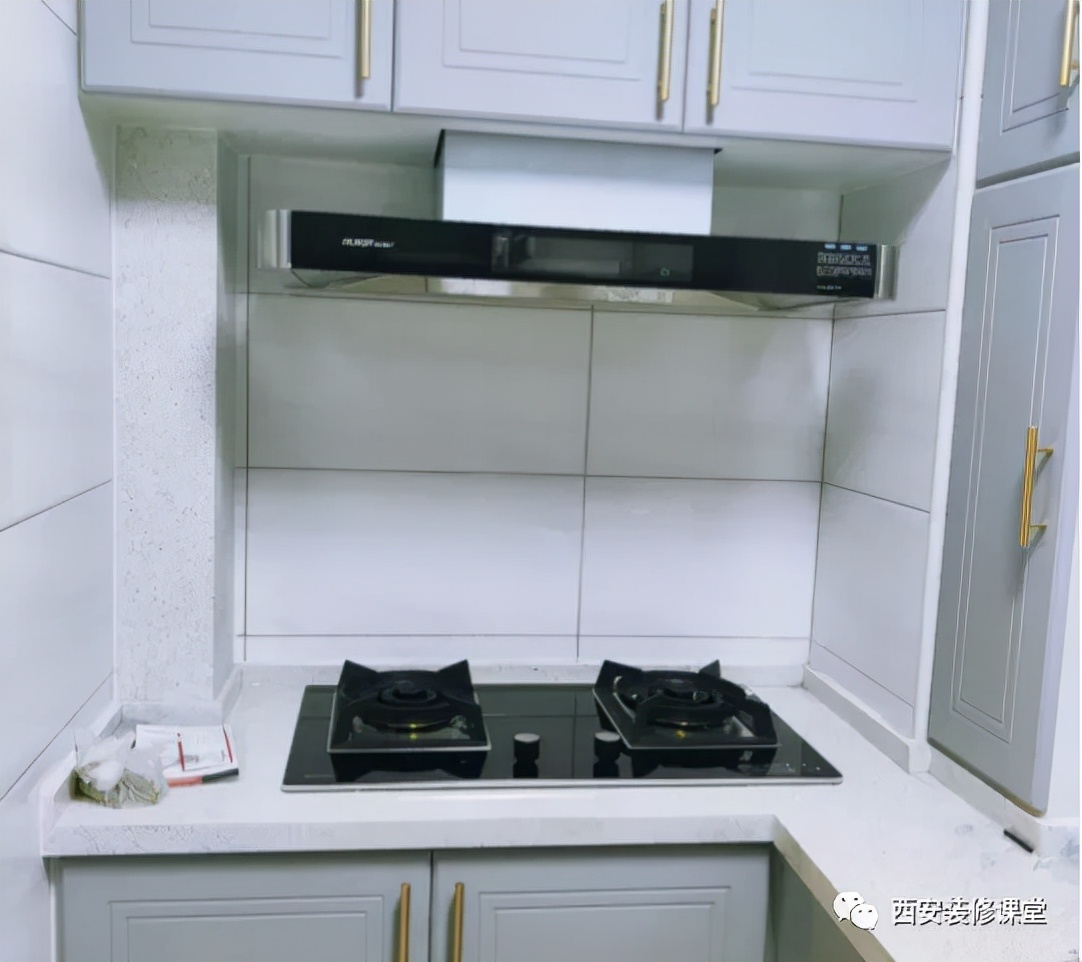 为了厨房视觉更好看,成就更多收纳,更多人选择了镶嵌隐藏烟机的做法.