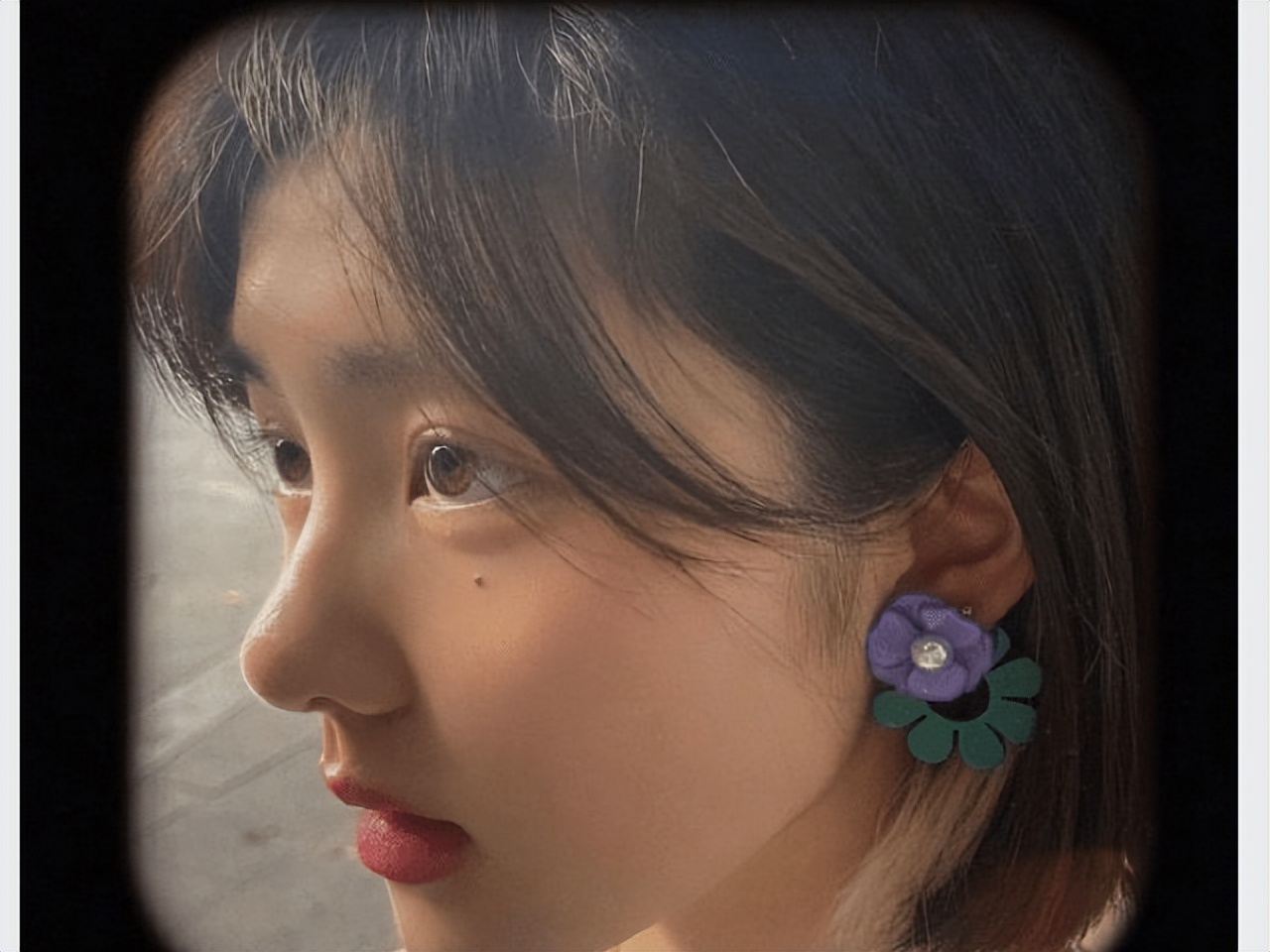 16岁黄多多晒自拍，穿吊带化淡妆甜美可人，颈上珍珠项链十分吸睛