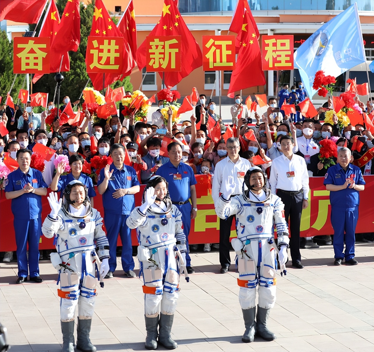 蓝色代表天空下面(脑回路实在清奇：神十四台湾省民众的关注角度，可能大家都想不到)