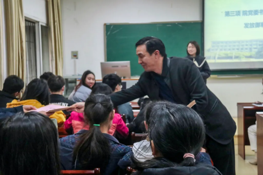 羡慕！湖北这所高校为学生提供3000个岗位，每年发放奖助学金近2000万！