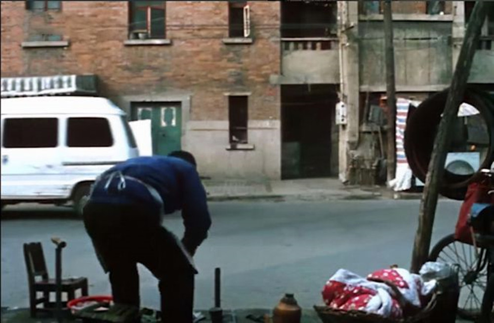 女婴被50岁老汉捡到，24年后身价千万，如今卖公司陪着养父去旅游