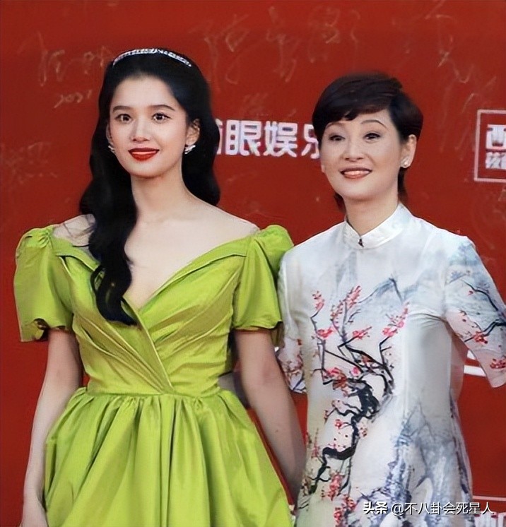 同是50+女星走红毯，内地女星和港台女星的造型，差距真是太远了