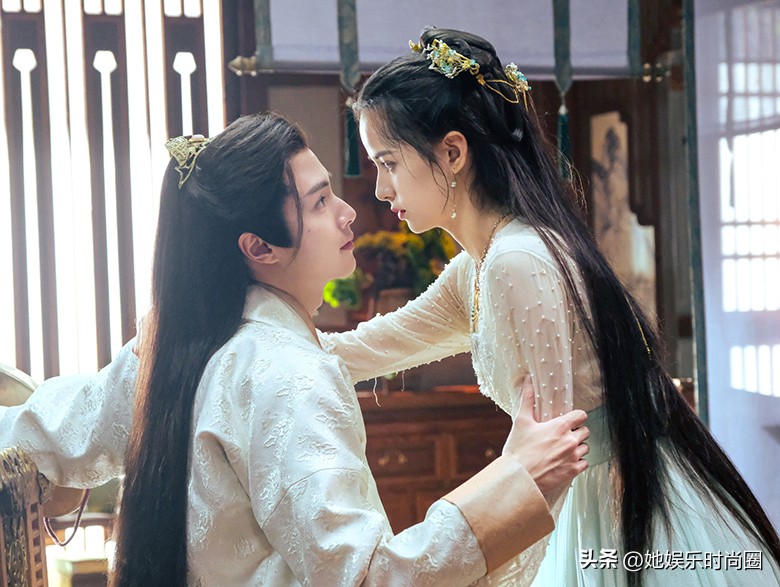 官鸿新剧《错嫁世子妃》来袭，化身腹黑傲娇王爷，女主古装太惊艳