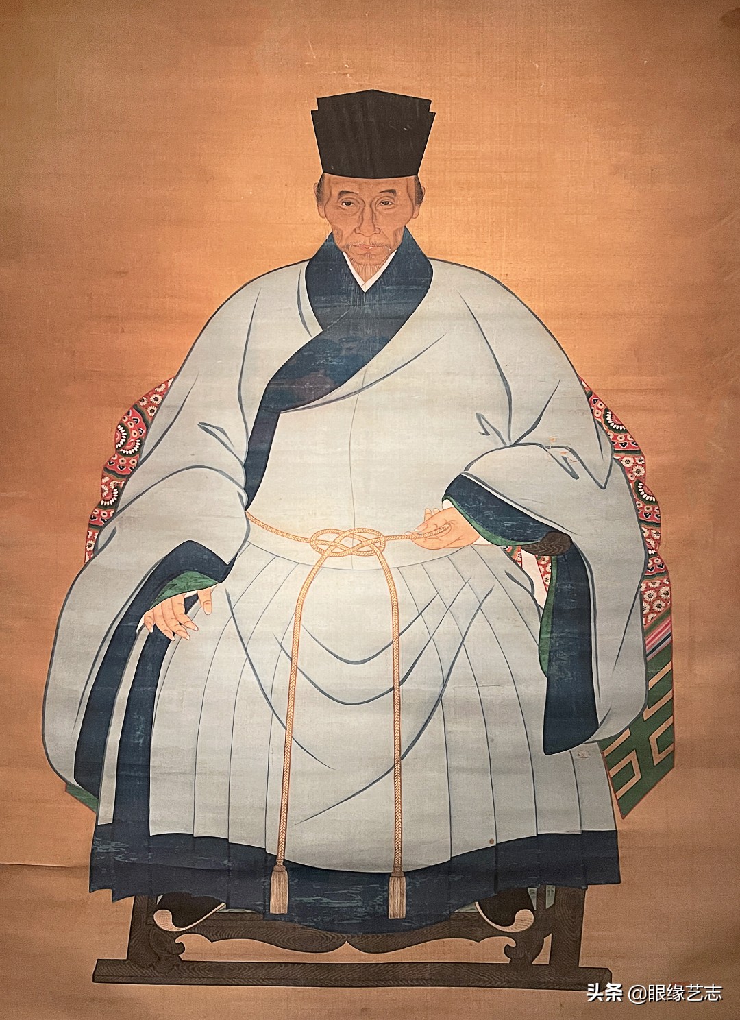 在明代文人肖像画中,为了凸显文人的高雅风骨,常将画像置于清雅幽静的