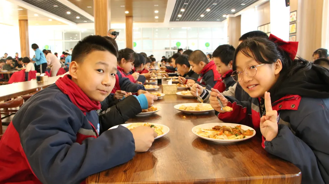 10000+饺子滚滚而来——闻励师生包饺子，话饺子，团团围坐吃饺子