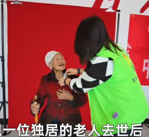 陕西女子免费帮2000位老人拍遗照，取片时老人笑得开心，让人破防