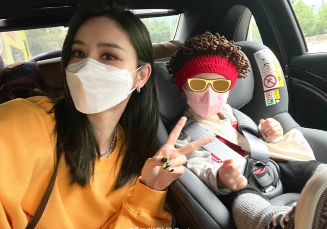 林峯带妻女出游，掌镜拍下张馨月和女儿温馨瞬间，一家三口好幸福