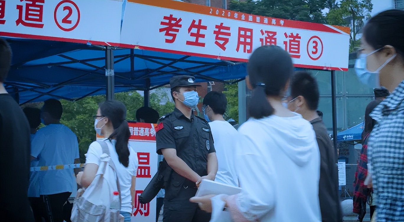 为啥高考当天不建议穿校服？资深班主任给出答案，原来大有学问