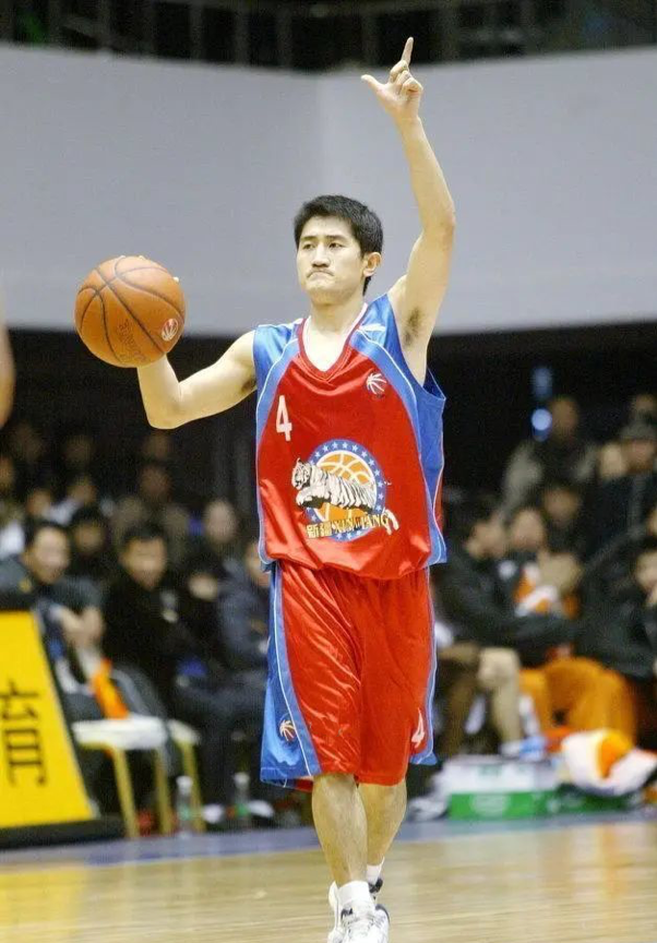 cba传奇吕晓明(国篮助攻王吕晓明,身高176驰骋cba,蒋兴权引他进队)