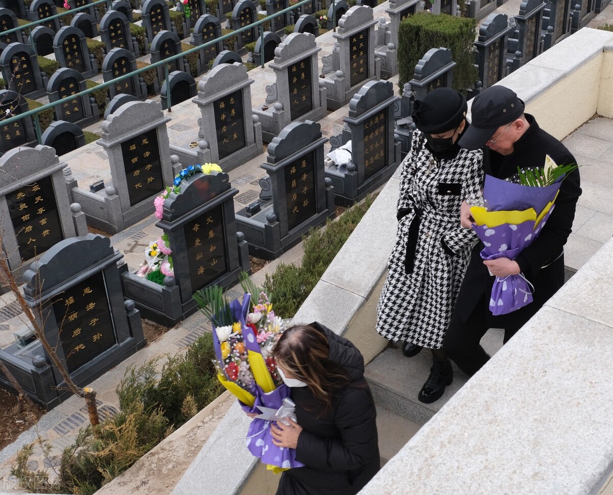 公墓使用年限为20年，期满了怎么处理，特别是那些膝下无子之人？