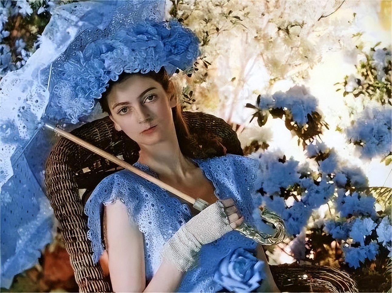 名模卡门:91岁赤身裹白床单,大长腿迷人,自嘲拥有"死亡之吻"