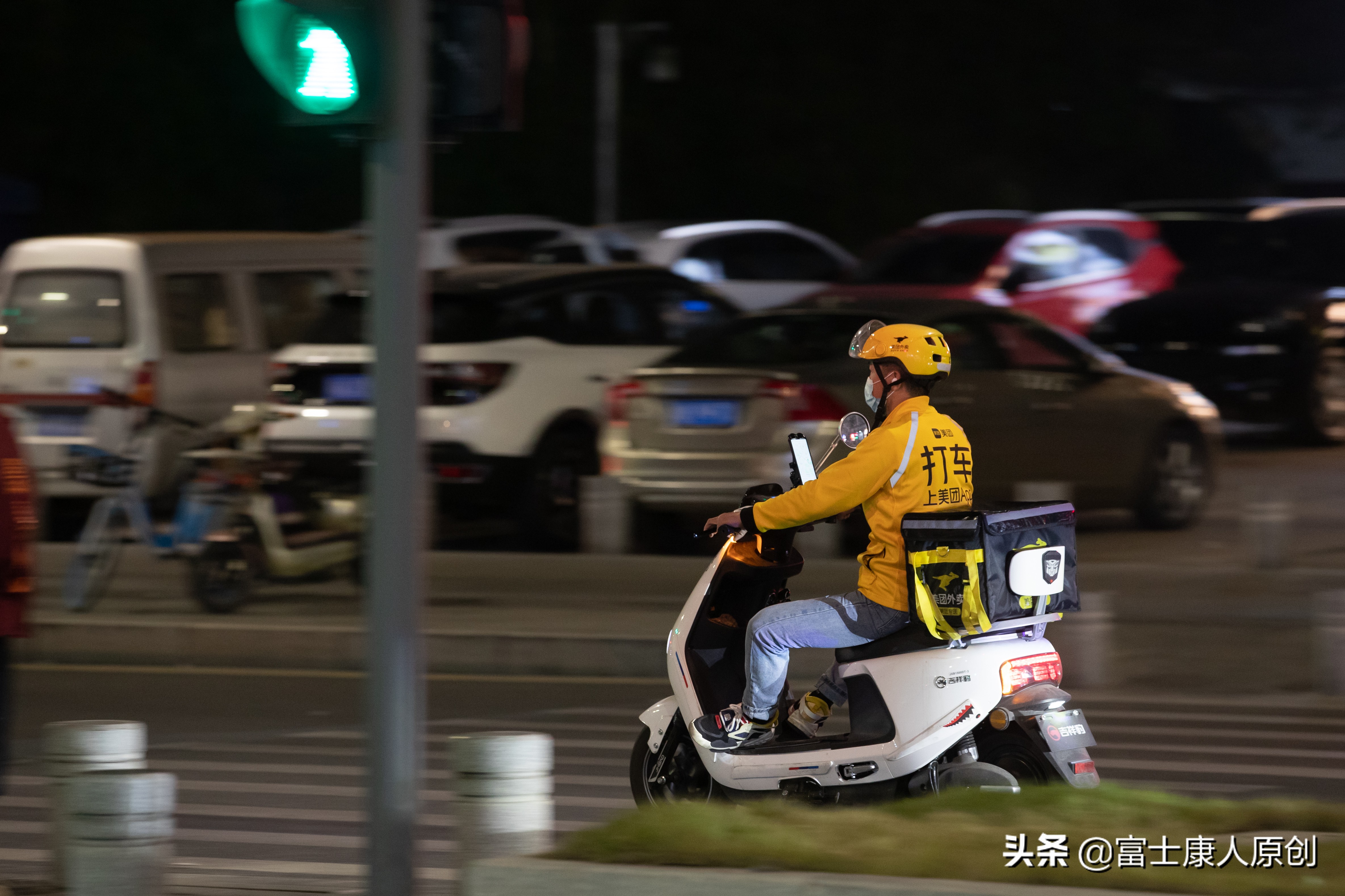 揭露骑手真实生活：富士康小伙兼职送外卖4年，起早贪黑多挣两千