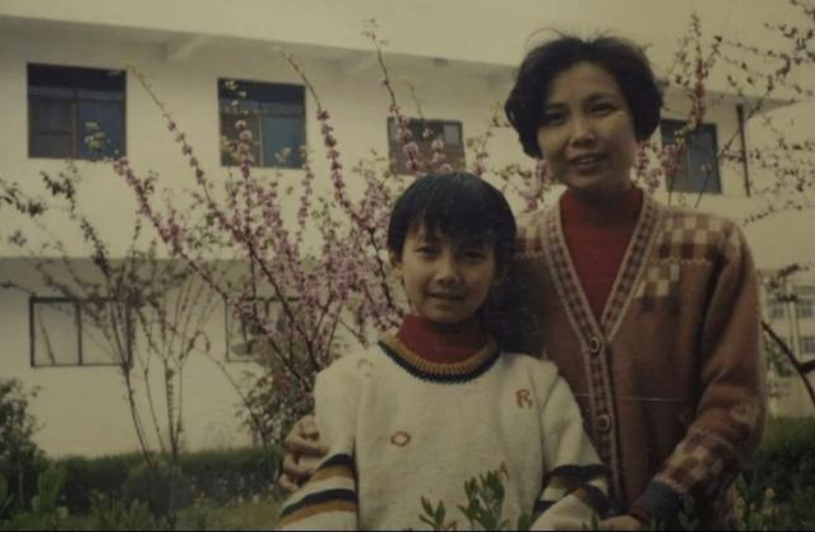 17年前，浙江19岁男孩背着母亲上大学，29岁不顾反对变性为女人