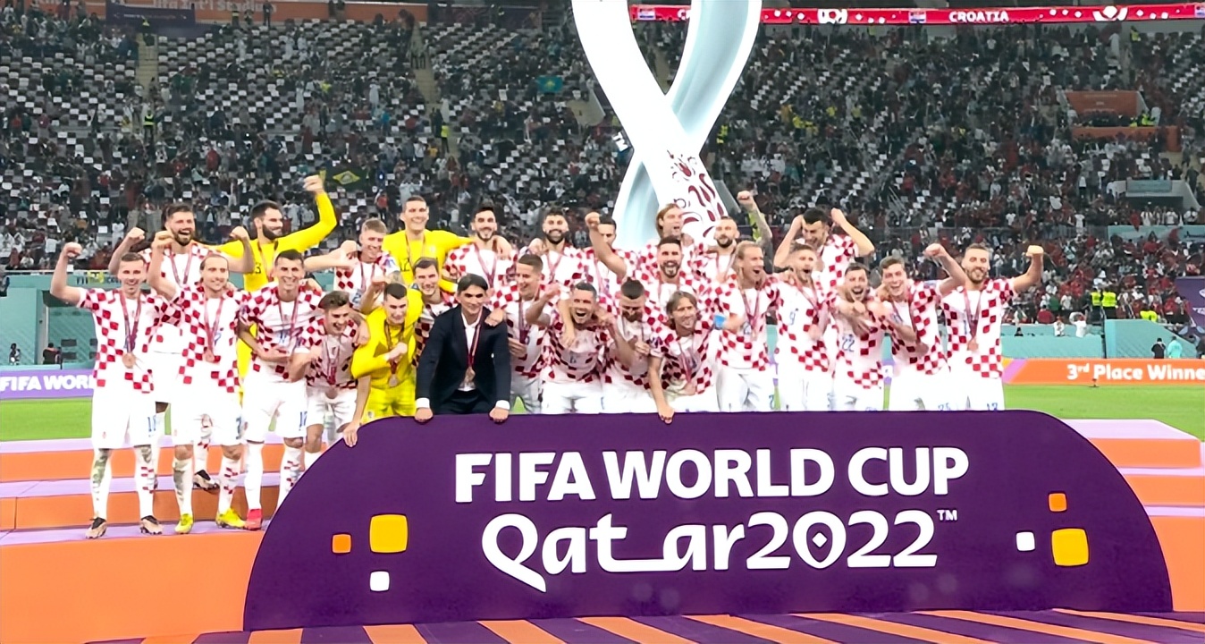世界杯冠亚季领奖台（2-1！上届世界杯亚军拿第3，全队在领奖台狂欢，莫德里奇带头高歌）-趣拿体育