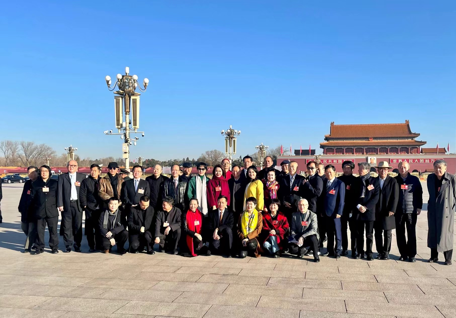 众戏骨坐大巴出席会议！张凯丽换数套装扮，成龙获女性簇拥精神足