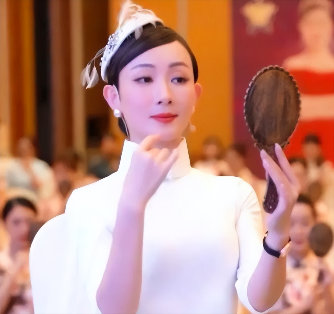 36岁女人，全网2000万粉丝，月入百万，住豪宅，还生了两个娃