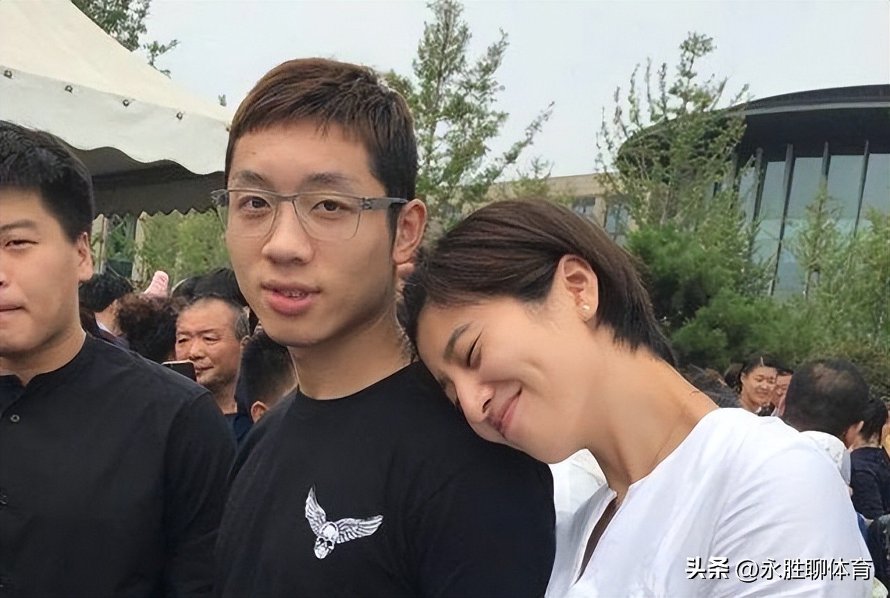 許昕老婆比許昕大幾歲（許昕34歲妻子重上“賽場”，身材高挑皮膚白皙，和丁寧歡樂互動）