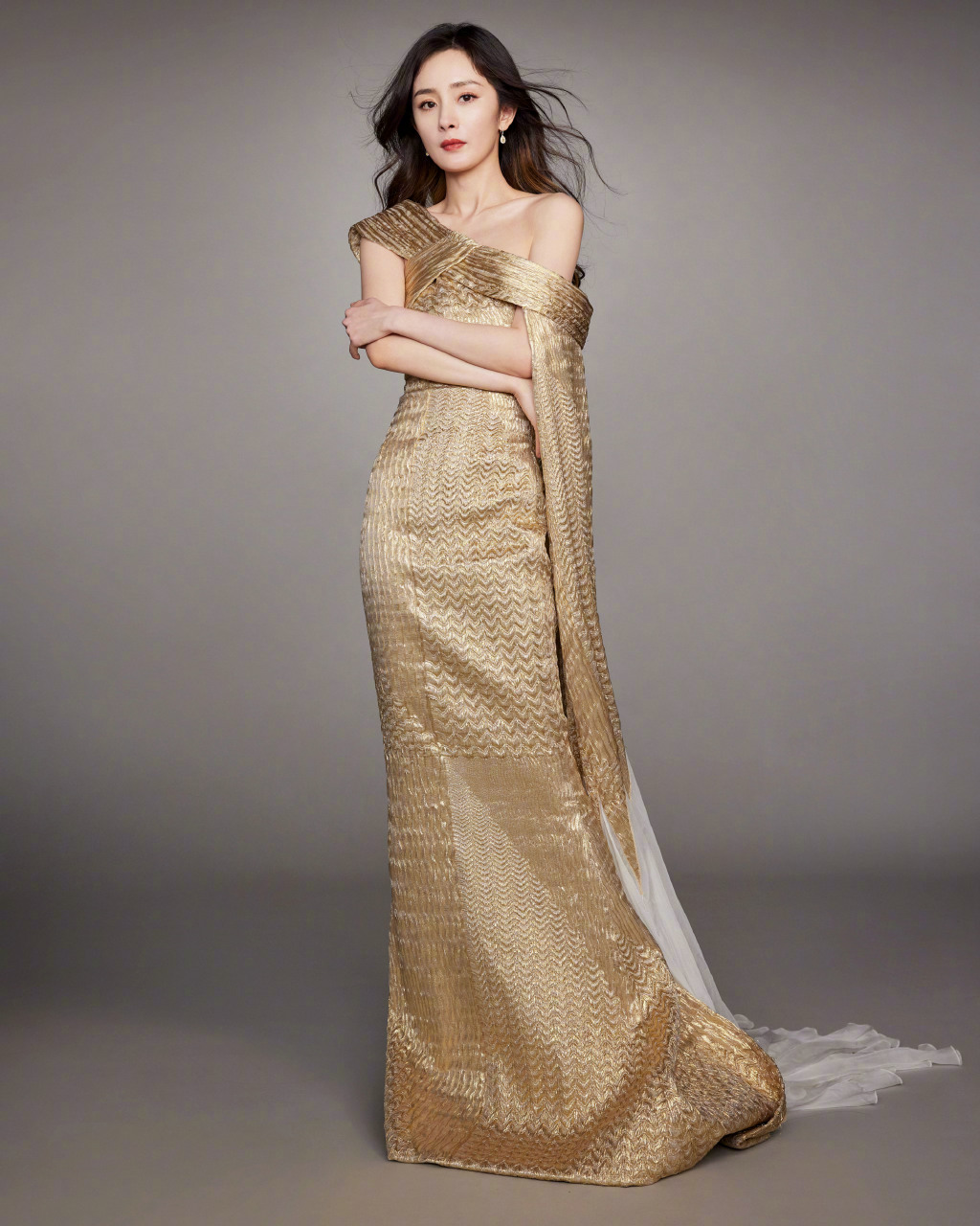 36岁杨幂香槟色长裙秀窈窕曲线,露半边香肩有心机