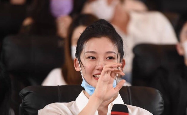 冯小刚捧红,成龙,洪金宝就轮番等着捧,年纪轻轻就被大佬钟爱