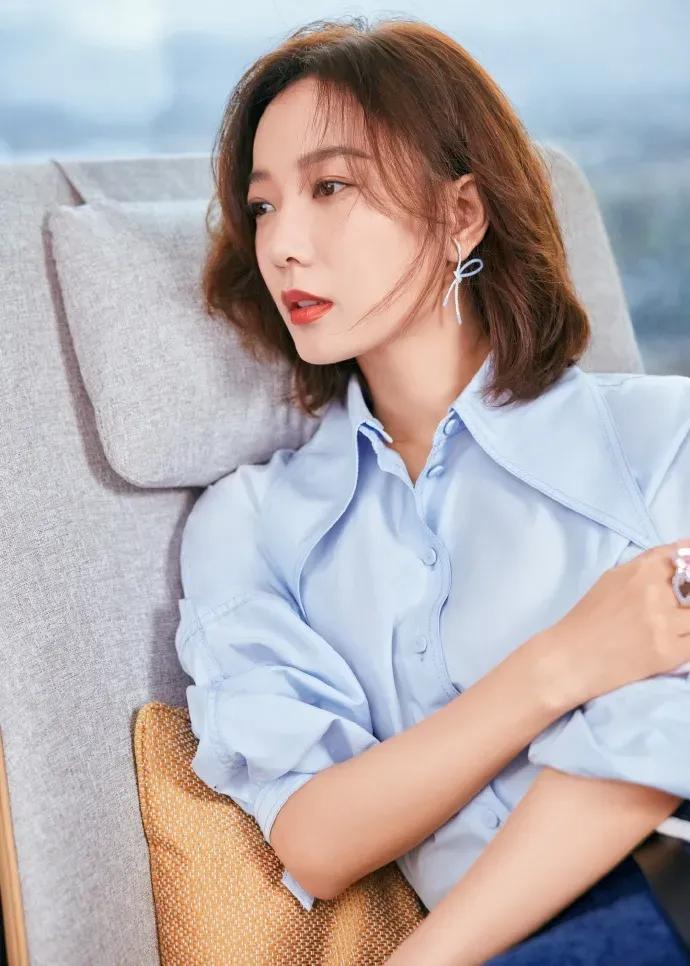 王珞丹蓝色系清新可人，蓝色衬衣和蓝色牛仔裙，简单中的不简单