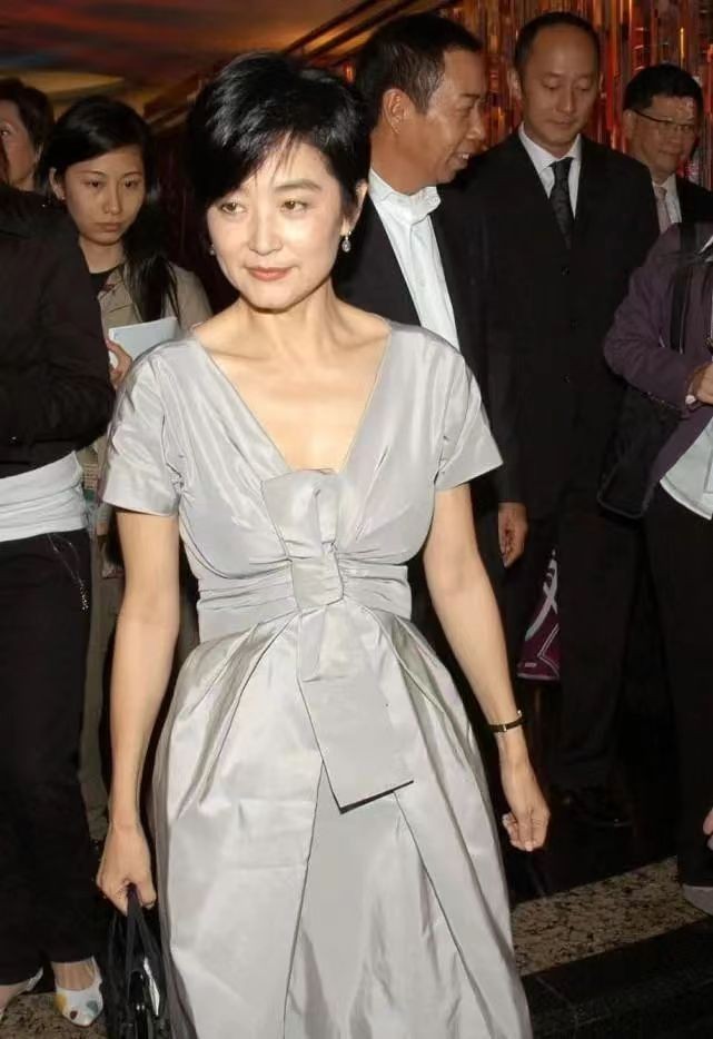 林青霞一看就嫁对人了！挽手老公出镜，满脸笑意短发看着都好女人