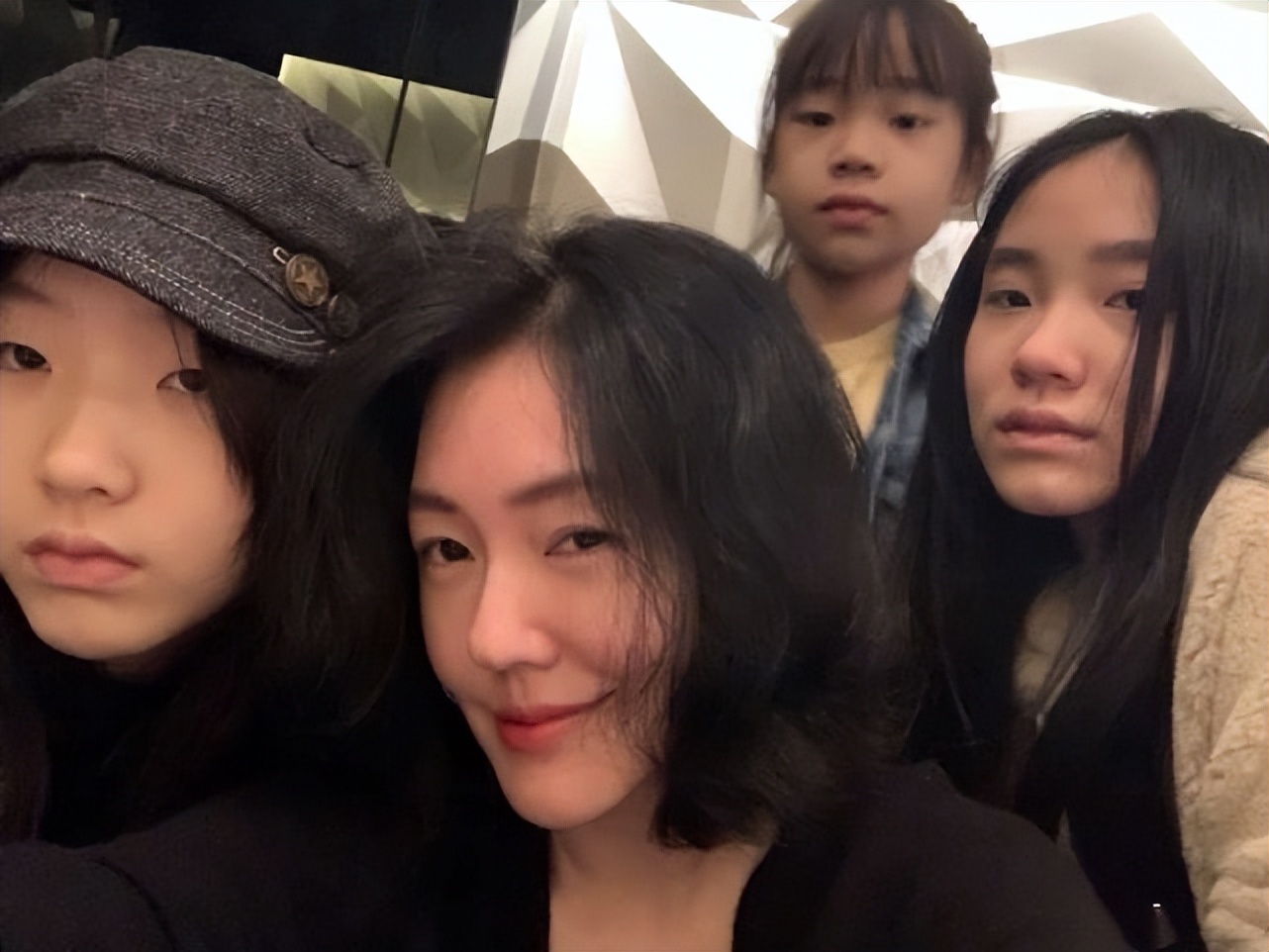 小S为小女儿庆10岁生日，晒母女斗嘴日常太搞笑，许老三颜值逆袭