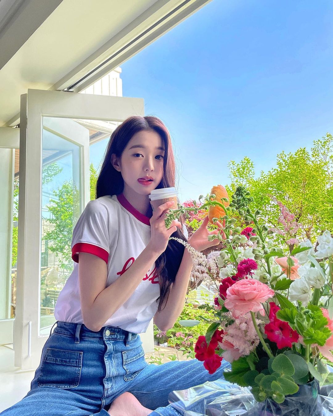 出生于2004年8月,标准的00后少女,有传言称其为华裔韩国人.