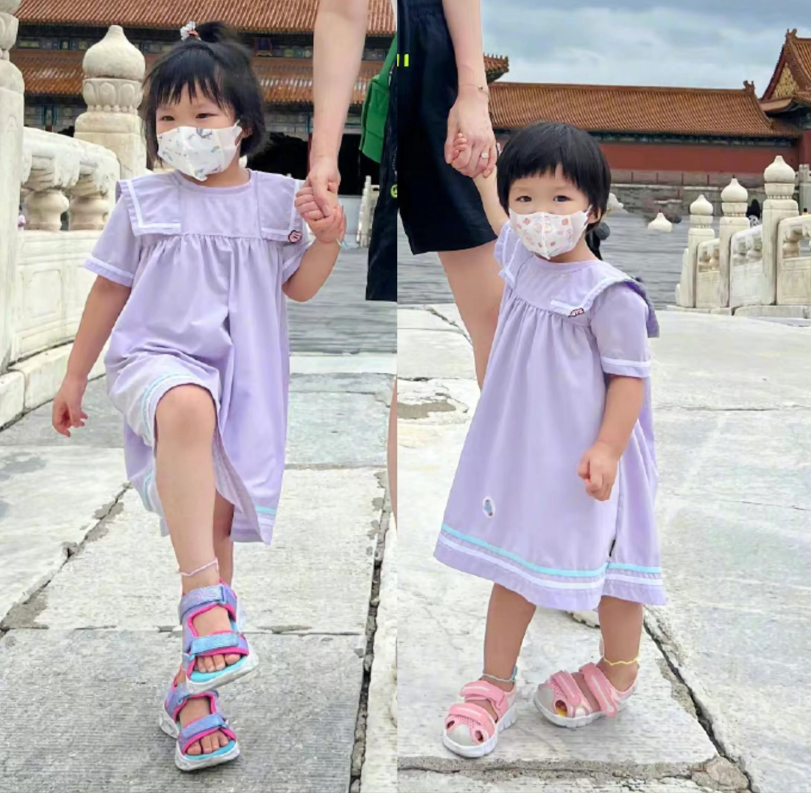 李亚男母女三人牵手游故宫画面有爱，gabby模仿妈妈跳起拍照太逗