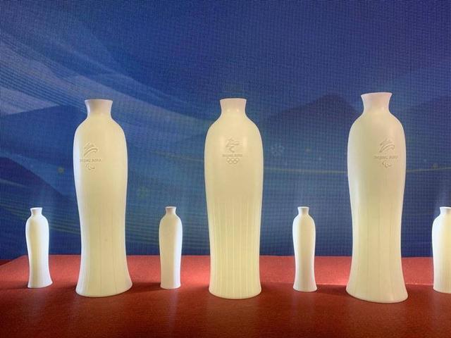 以白瓷呈现冰雪元素，北京冬奥会特许商品“文君瓶”发布