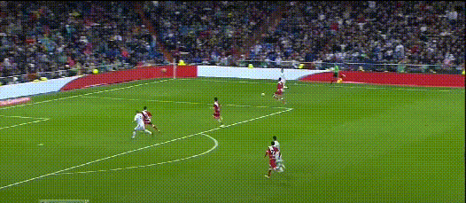 典礼中场的由来（典礼中场-中场位置的完美模板，巨舰起航的关键助力）