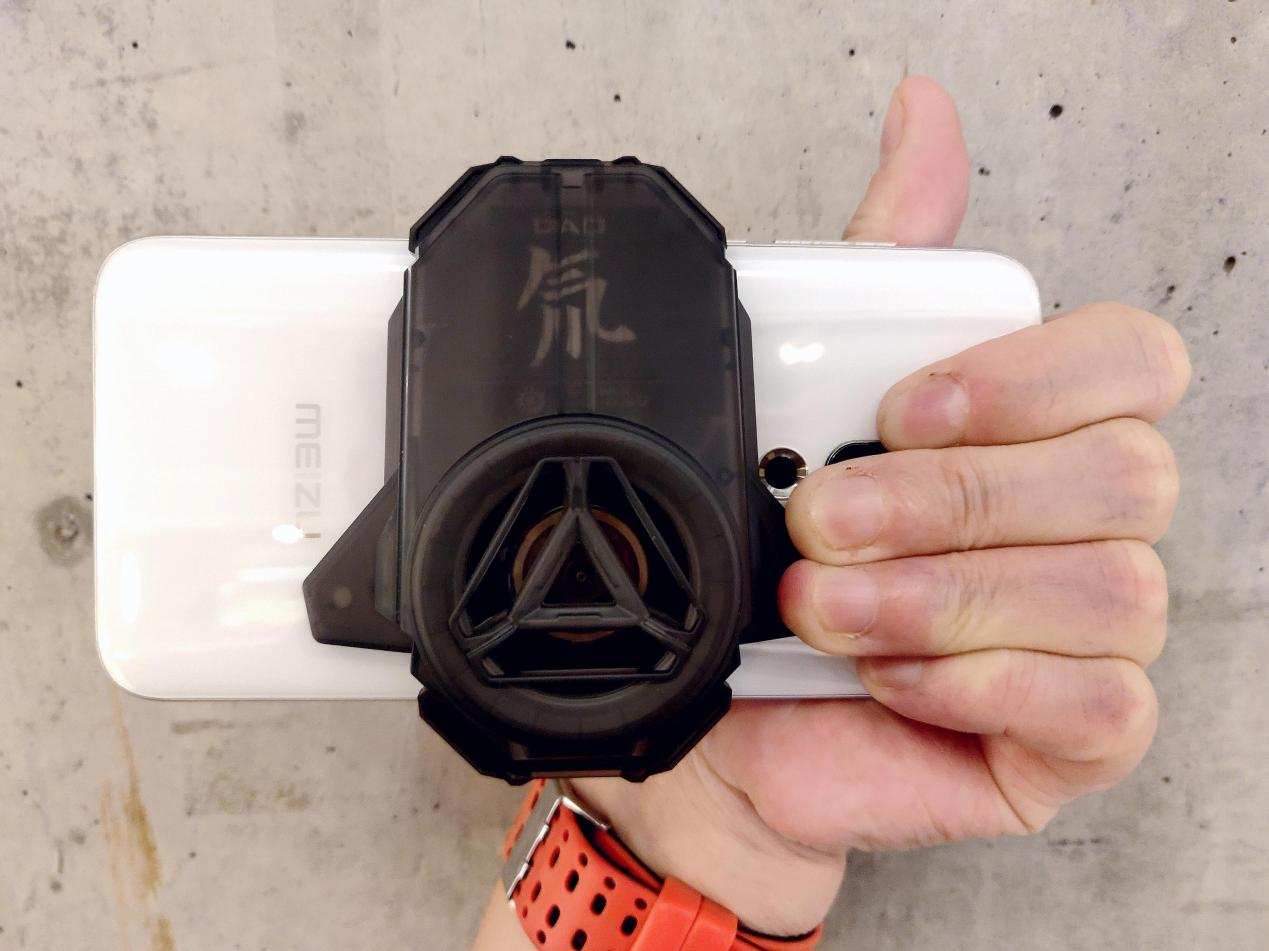 新旧两款对比，新红魔涡轮散热背夹效果更冷、更酷炫