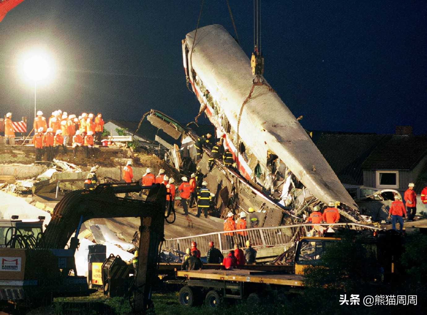 高铁追尾事故德国高铁恐慌高铁脱轨导致101人死亡德国制造的神话破灭