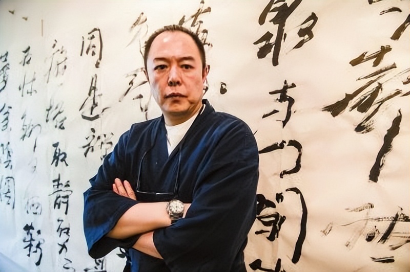 “皇帝专业户”张铁林：改国籍，字画卖十万，痴恋女学生不负责