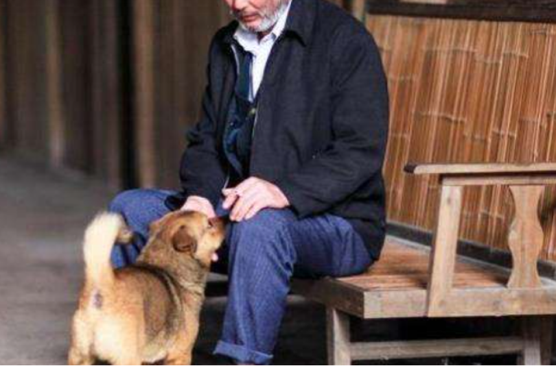 1993年，他带狗出演谢晋电影《老人与狗》，上映后人与狗都被枪决